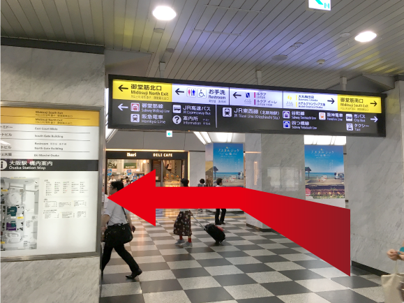 JR「大阪」駅・御堂北改札を出ます。左に曲がります。