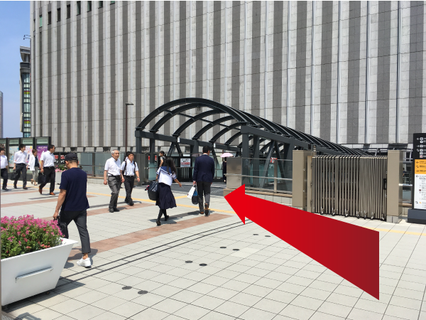 ヨドバシカメラ マルチメディア梅田との連絡橋の方向へ進み、渡ります。
