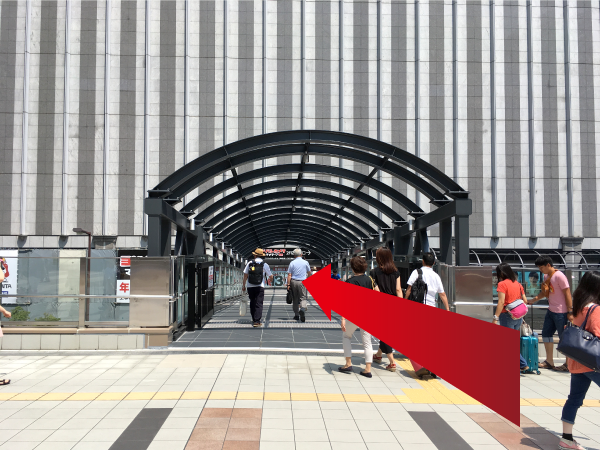 ヨドバシカメラ マルチメディア梅田との連絡橋を渡ります。